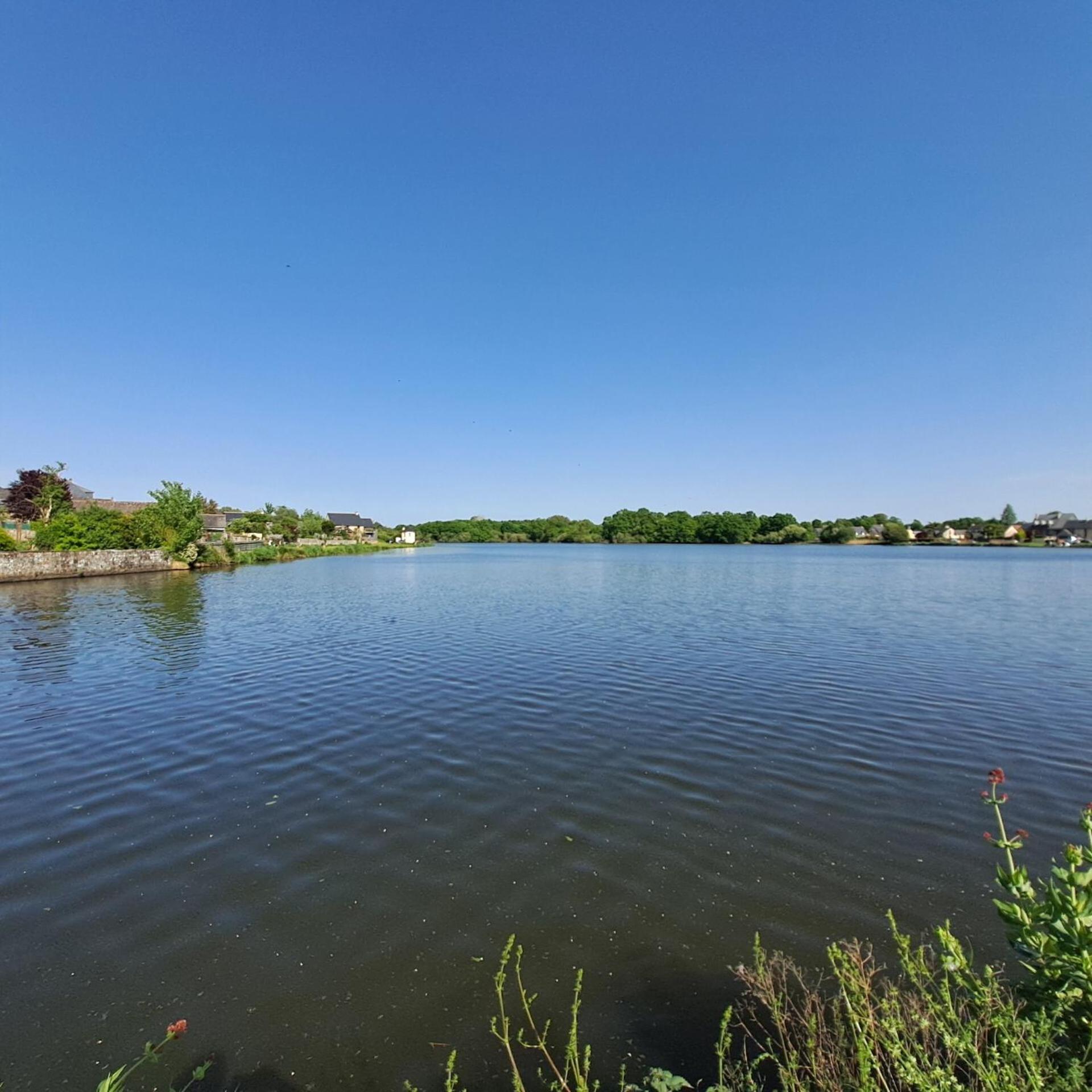 Le Lac Cherrueix Luaran gambar